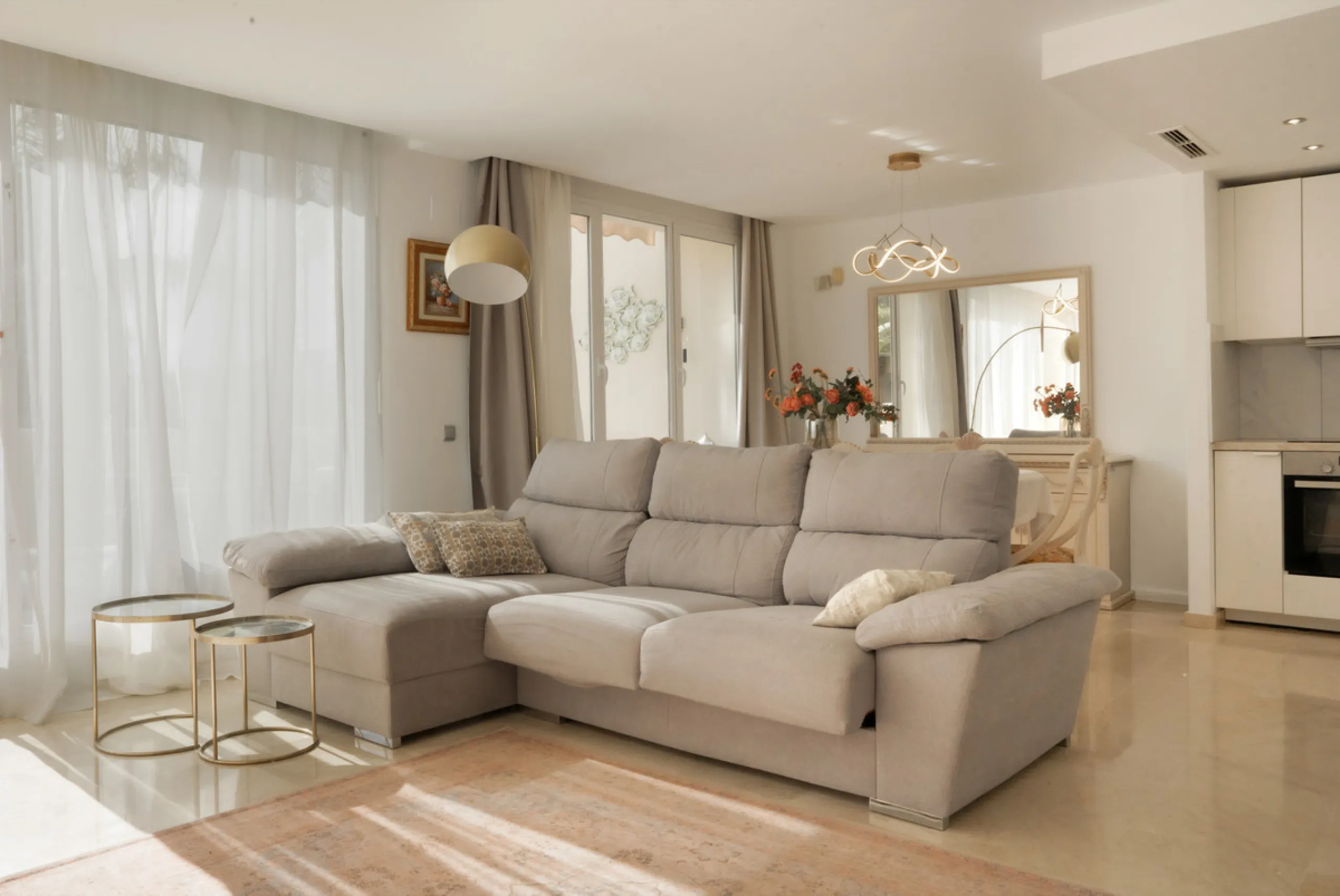 This bright and spacious 2-bedroom, 2-bathroom apartment offers comfortable living in a secure gated community. The property features a large 39 m² southwest-facing terrace overlooking landscaped gardens and the communal pool, perfect for outdoor dining, 