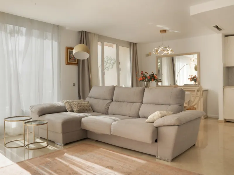 This bright and spacious 2-bedroom, 2-bathroom apartment offers comfortable living in a secure gated community. The property features a large 39 m² southwest-facing terrace overlooking landscaped gardens and the communal pool, perfect for outdoor dining, 