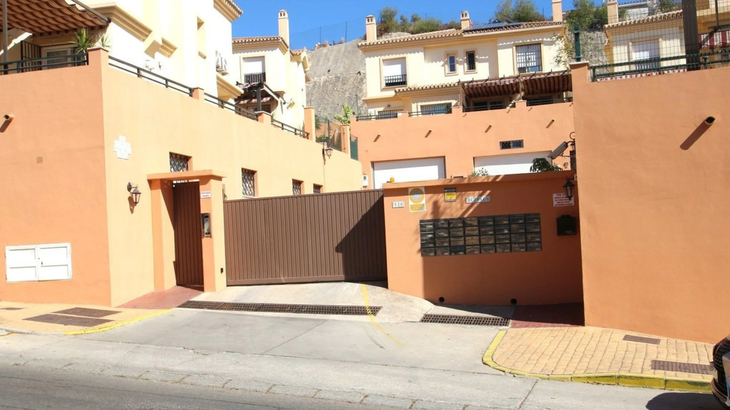 Spacious Semi‑Detached Villa for Sale in Los Pacos, Fuengirola