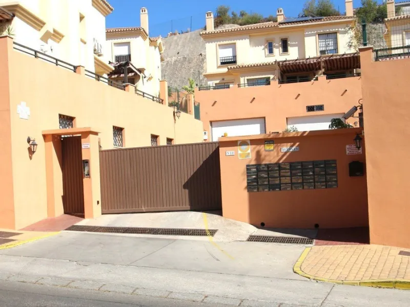 Spacious Semi‑Detached Villa for Sale in Los Pacos, Fuengirola