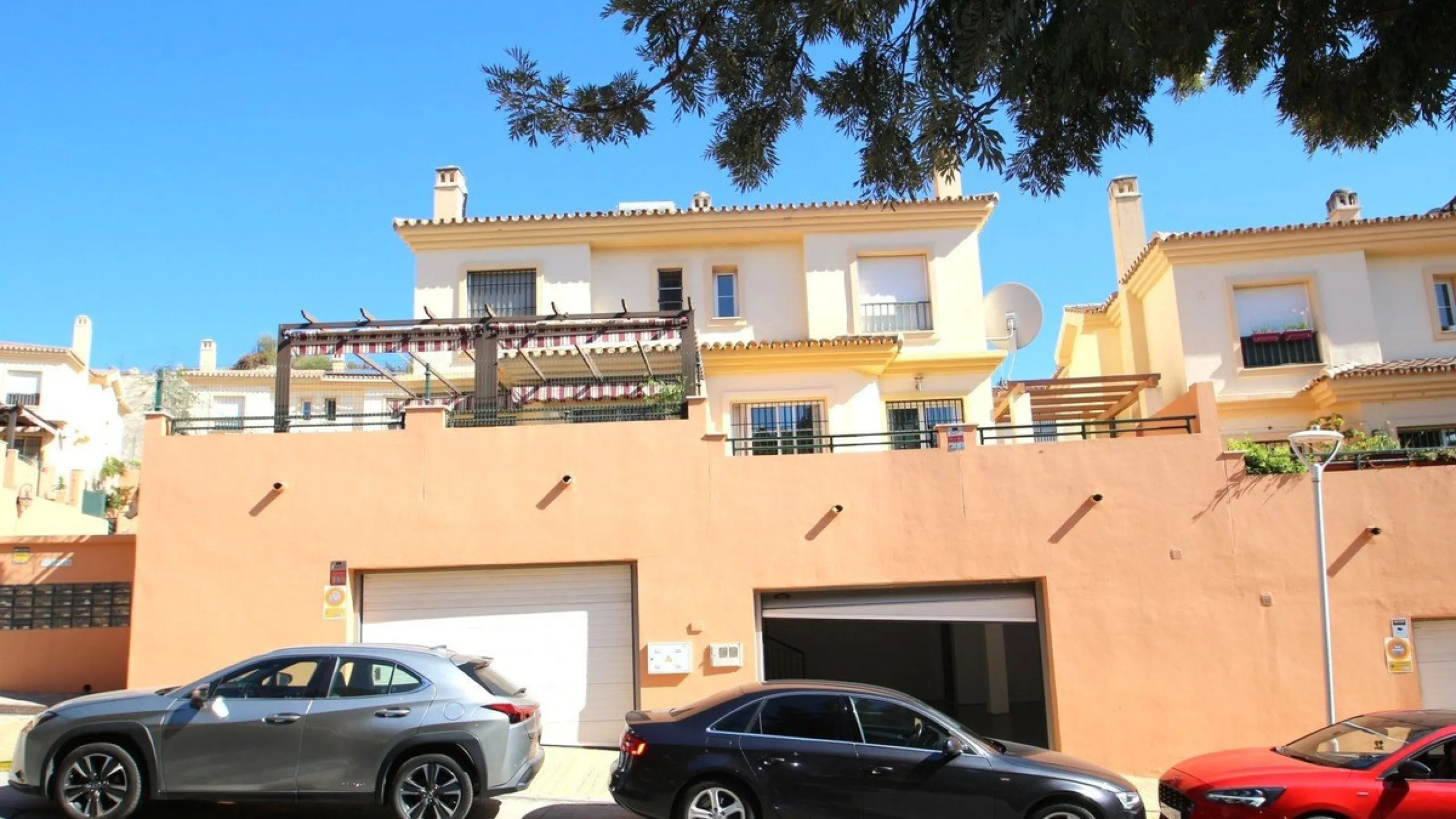 Spacious Semi‑Detached Villa for Sale in Los Pacos, Fuengirola
