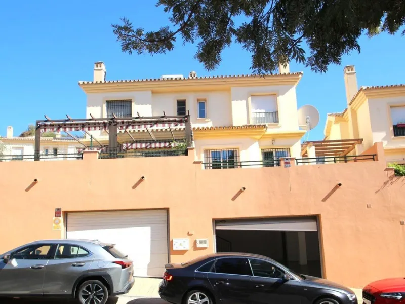 Spacious Semi‑Detached Villa for Sale in Los Pacos, Fuengirola