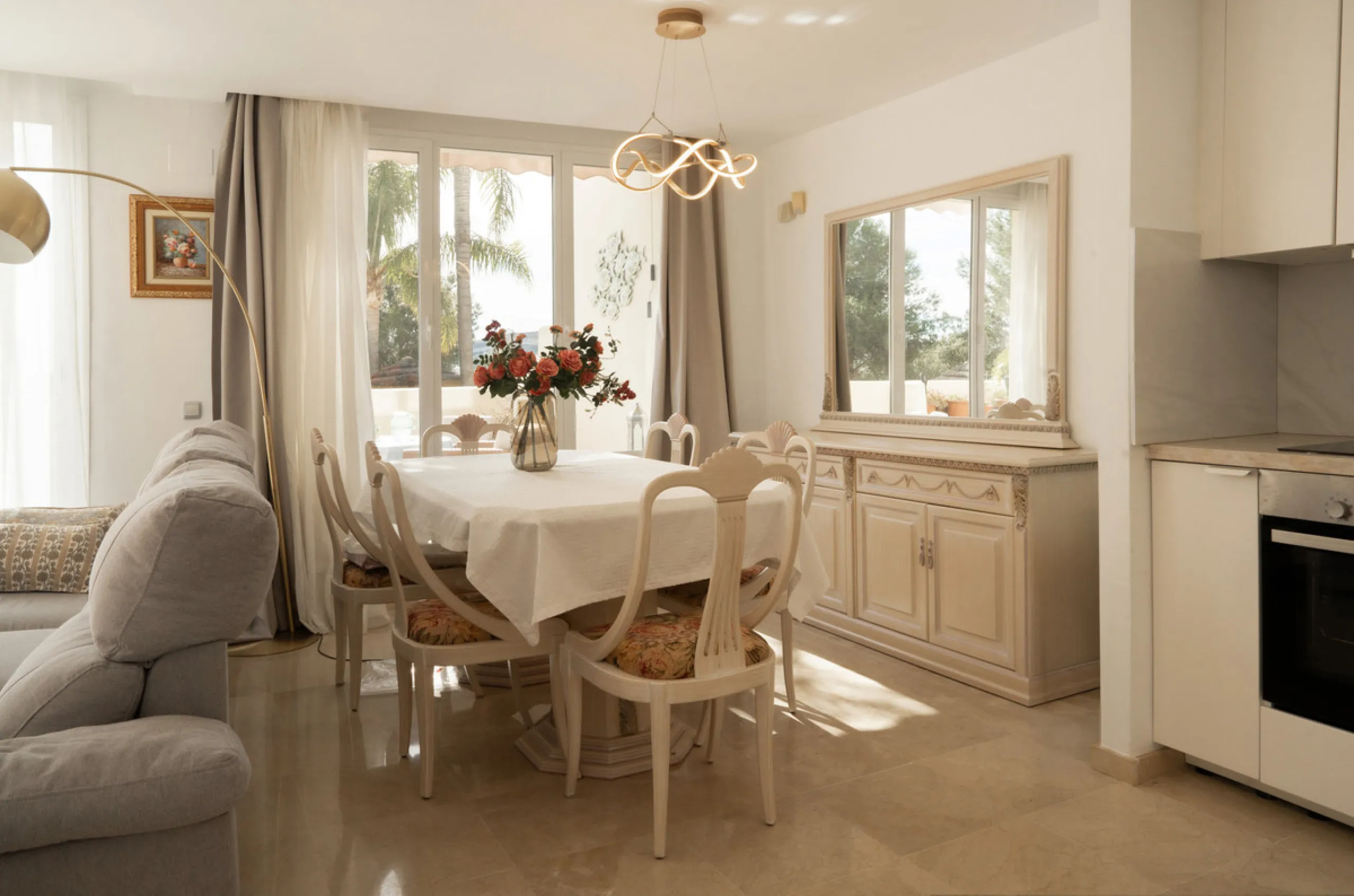 This bright and spacious 2-bedroom, 2-bathroom apartment offers comfortable living in a secure gated community. The property features a large 39 m² southwest-facing terrace overlooking landscaped gardens and the communal pool, perfect for outdoor dining, 