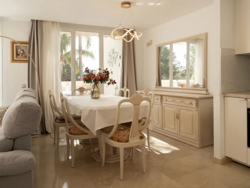 This bright and spacious 2-bedroom, 2-bathroom apartment offers comfortable living in a secure gated community. The property features a large 39 m² southwest-facing terrace overlooking landscaped gardens and the communal pool, perfect for outdoor dining, 