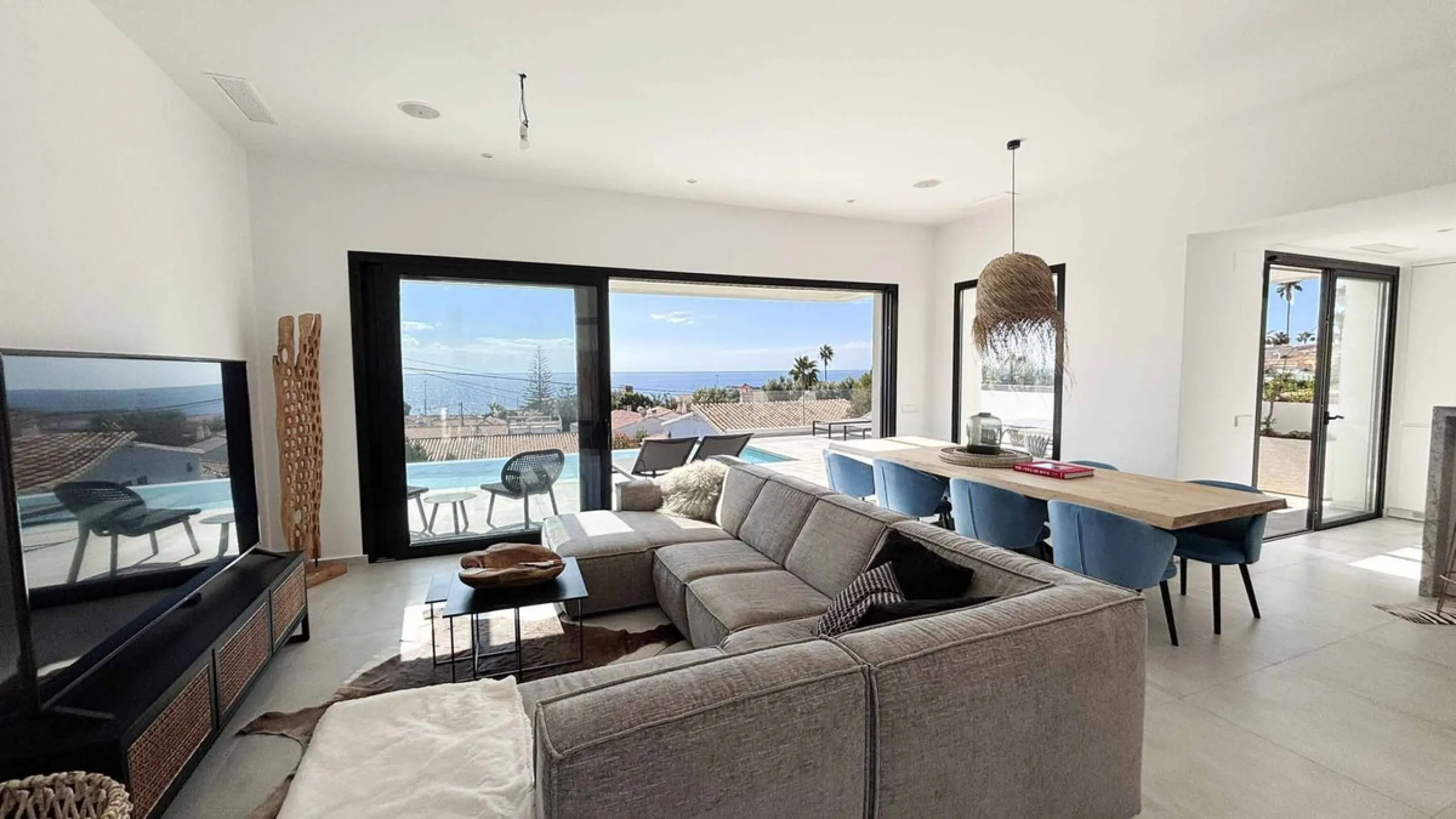 MODERN VILLA WITH SEA VIEWS JUST 200 METERS FROM THE BEACH FOR SALE IN EL CHAPARRAL, MIJAS COSTA