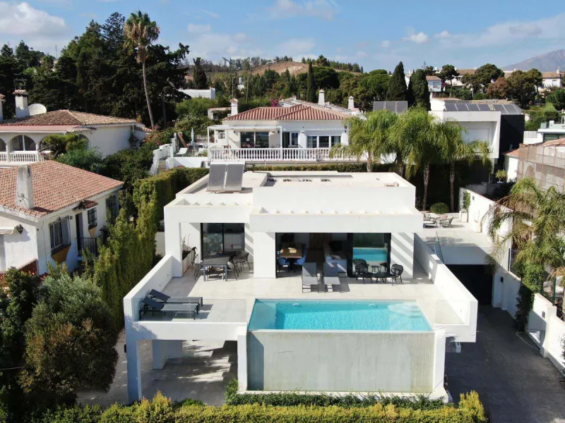 MODERN VILLA WITH SEA VIEWS JUST 200 METERS FROM THE BEACH FOR SALE IN EL CHAPARRAL, MIJAS COSTA