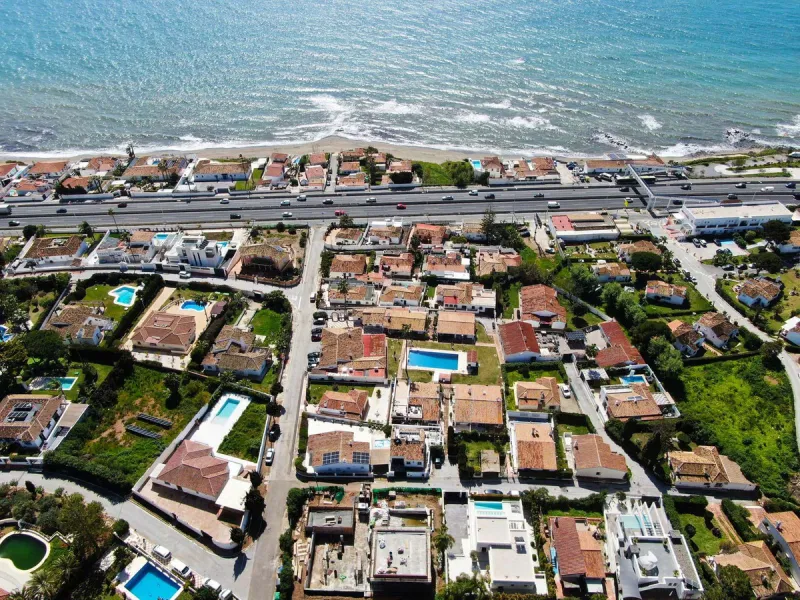 MODERN VILLA WITH SEA VIEWS JUST 200 METERS FROM THE BEACH FOR SALE IN EL CHAPARRAL, MIJAS COSTA