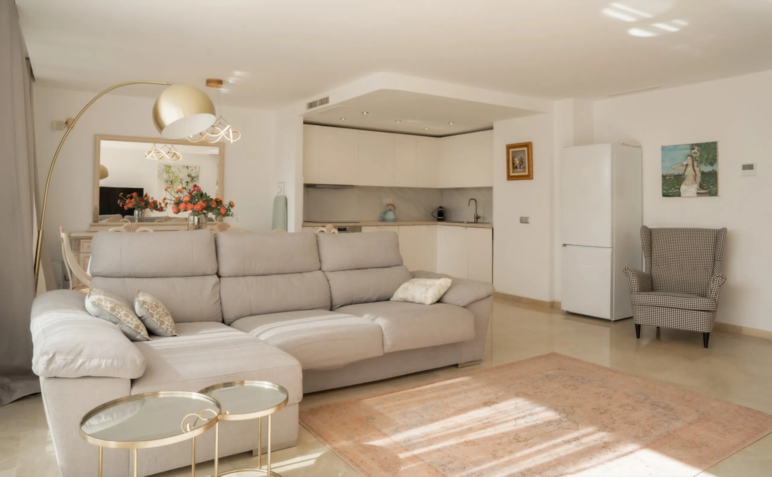 This bright and spacious 2-bedroom, 2-bathroom apartment offers comfortable living in a secure gated community. The property features a large 39 m² southwest-facing terrace overlooking landscaped gardens and the communal pool, perfect for outdoor dining, 