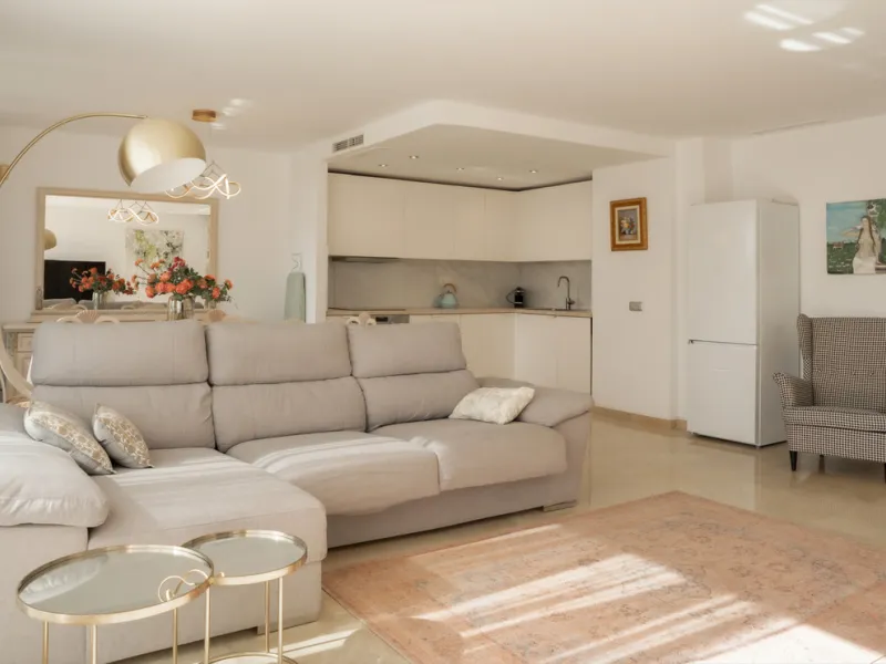 This bright and spacious 2-bedroom, 2-bathroom apartment offers comfortable living in a secure gated community. The property features a large 39 m² southwest-facing terrace overlooking landscaped gardens and the communal pool, perfect for outdoor dining, 