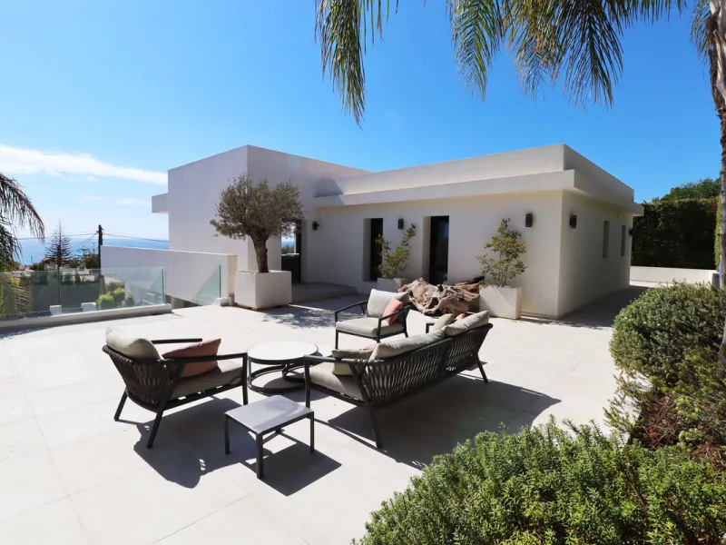 MODERN VILLA WITH SEA VIEWS JUST 200 METERS FROM THE BEACH FOR SALE IN EL CHAPARRAL, MIJAS COSTA