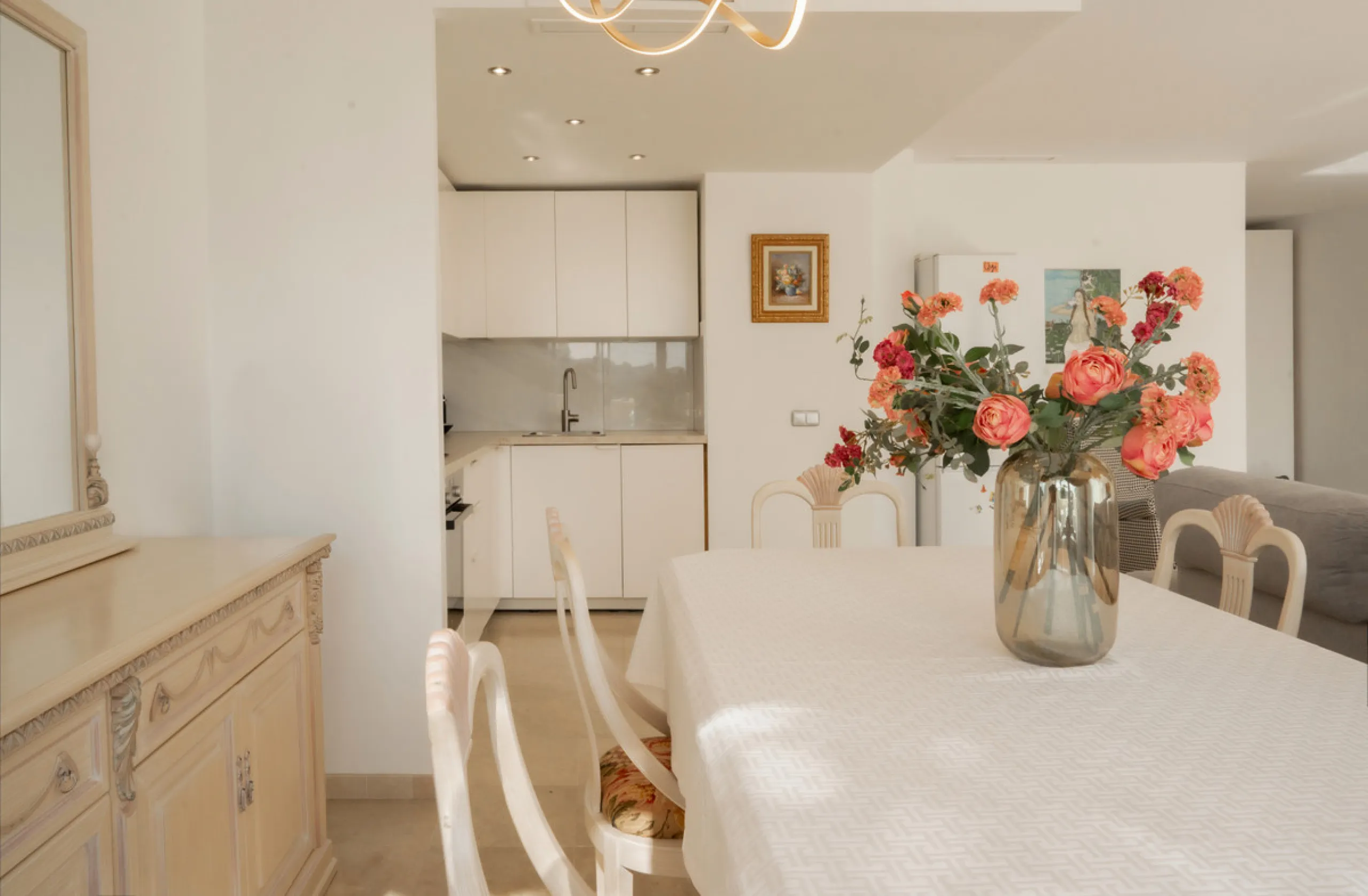 This bright and spacious 2-bedroom, 2-bathroom apartment offers comfortable living in a secure gated community. The property features a large 39 m² southwest-facing terrace overlooking landscaped gardens and the communal pool, perfect for outdoor dining, 