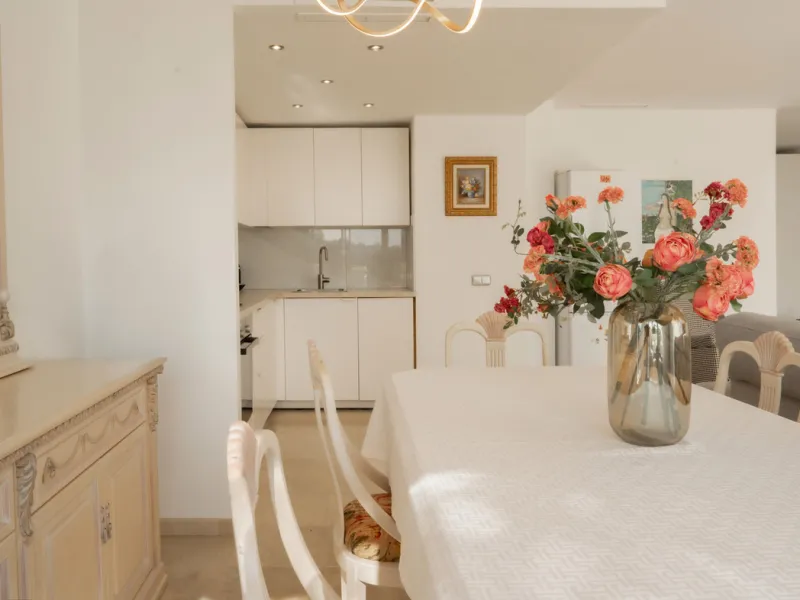 This bright and spacious 2-bedroom, 2-bathroom apartment offers comfortable living in a secure gated community. The property features a large 39 m² southwest-facing terrace overlooking landscaped gardens and the communal pool, perfect for outdoor dining, 
