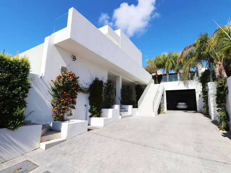 MODERN VILLA WITH SEA VIEWS JUST 200 METERS FROM THE BEACH FOR SALE IN EL CHAPARRAL, MIJAS COSTA
