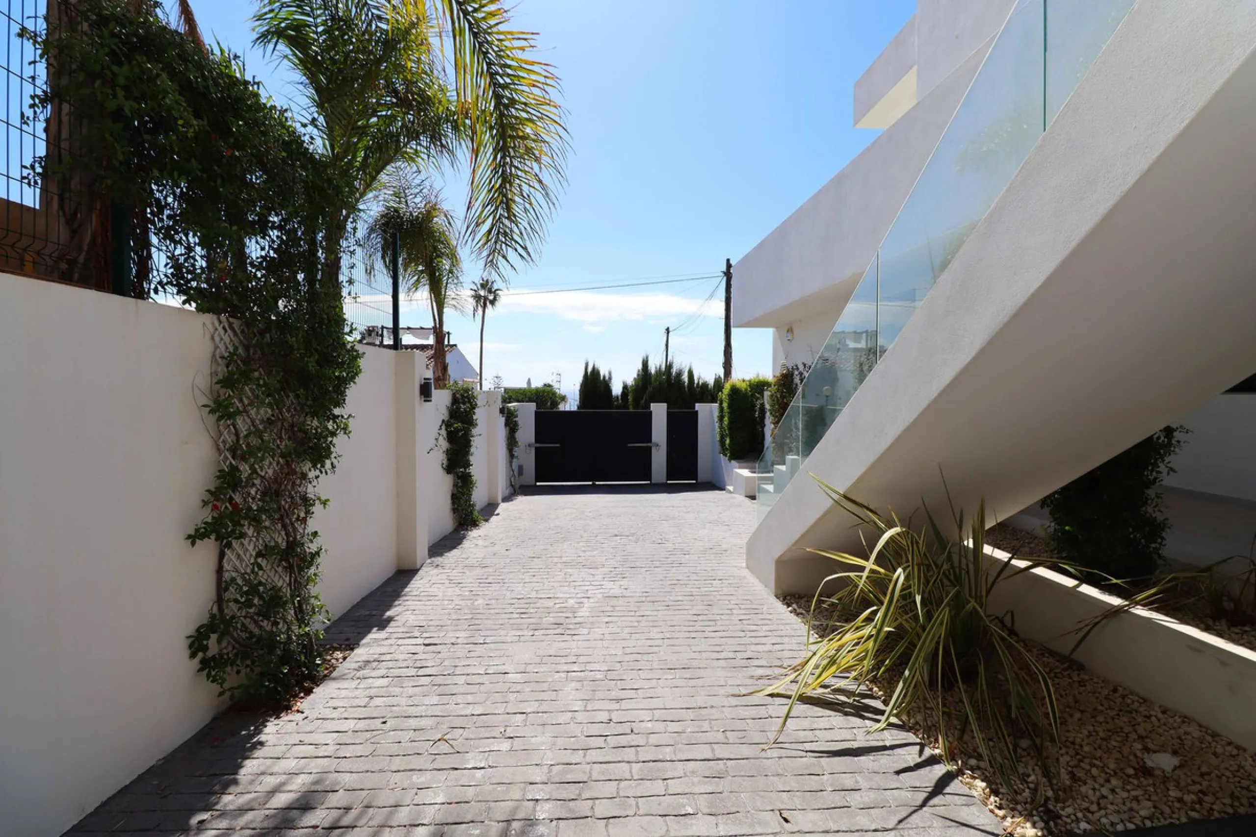 MODERN VILLA WITH SEA VIEWS JUST 200 METERS FROM THE BEACH FOR SALE IN EL CHAPARRAL, MIJAS COSTA