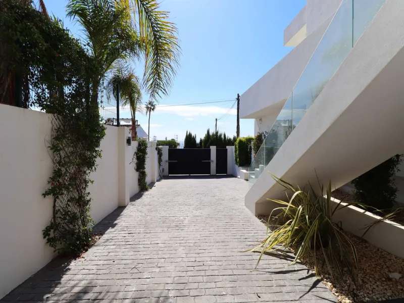 MODERN VILLA WITH SEA VIEWS JUST 200 METERS FROM THE BEACH FOR SALE IN EL CHAPARRAL, MIJAS COSTA
