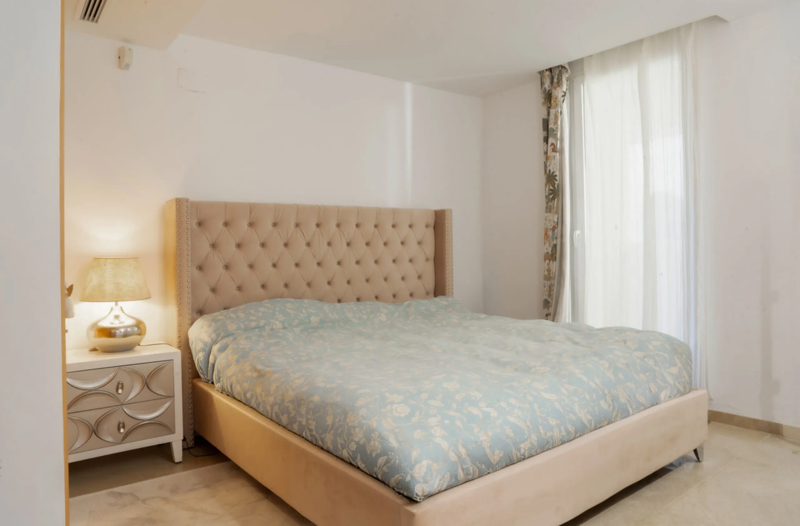 This bright and spacious 2-bedroom, 2-bathroom apartment offers comfortable living in a secure gated community. The property features a large 39 m² southwest-facing terrace overlooking landscaped gardens and the communal pool, perfect for outdoor dining, 
