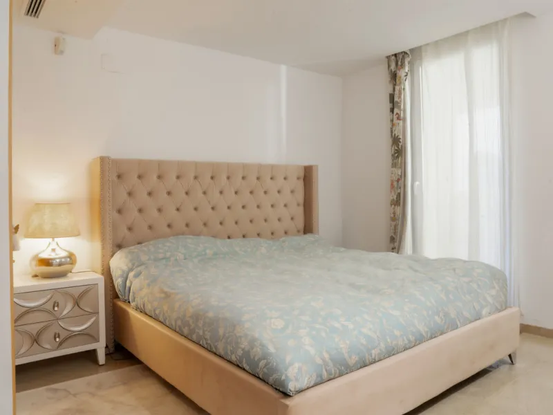 This bright and spacious 2-bedroom, 2-bathroom apartment offers comfortable living in a secure gated community. The property features a large 39 m² southwest-facing terrace overlooking landscaped gardens and the communal pool, perfect for outdoor dining, 