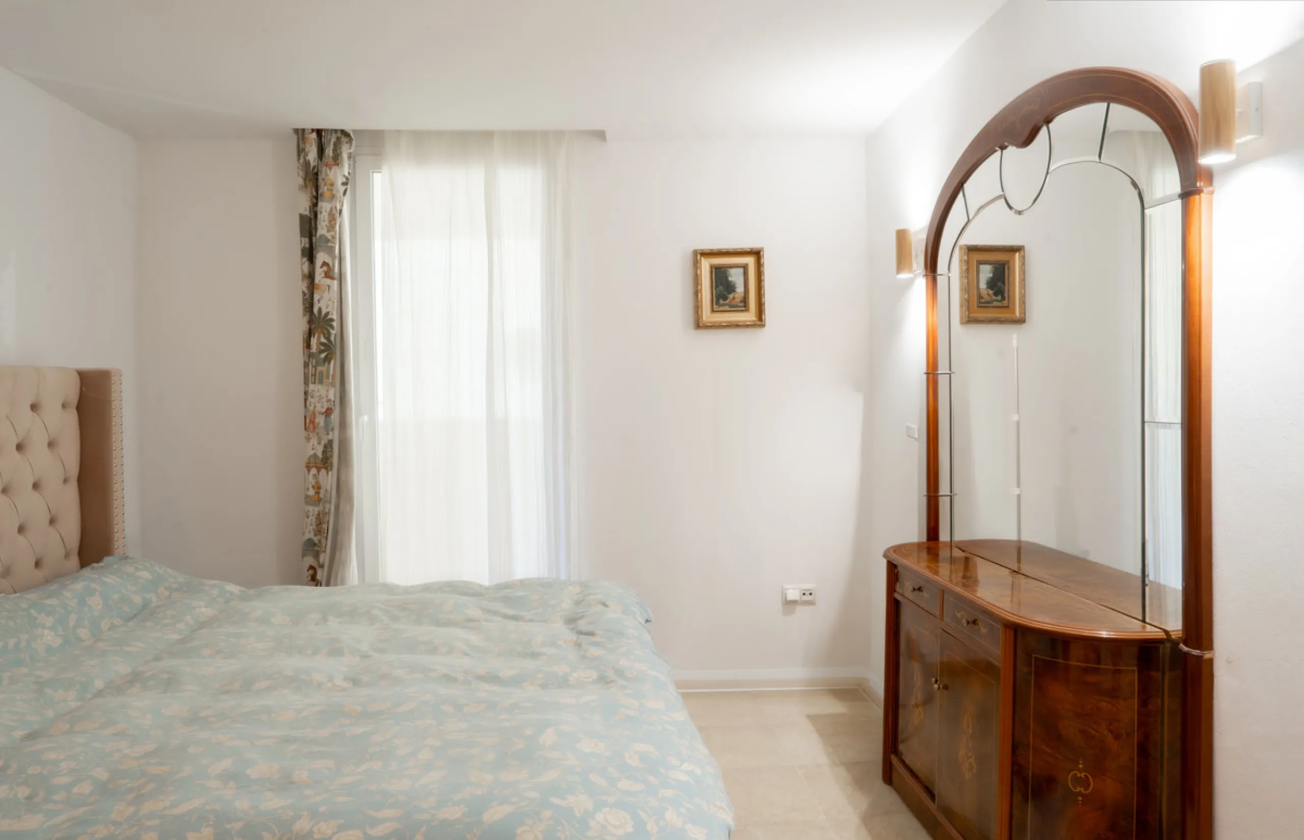 This bright and spacious 2-bedroom, 2-bathroom apartment offers comfortable living in a secure gated community. The property features a large 39 m² southwest-facing terrace overlooking landscaped gardens and the communal pool, perfect for outdoor dining, 