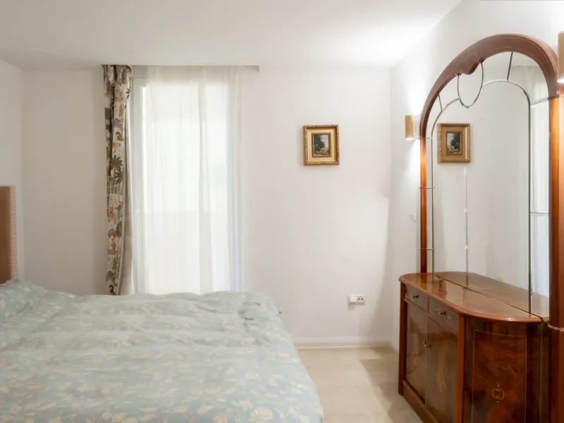 This bright and spacious 2-bedroom, 2-bathroom apartment offers comfortable living in a secure gated community. The property features a large 39 m² southwest-facing terrace overlooking landscaped gardens and the communal pool, perfect for outdoor dining, 