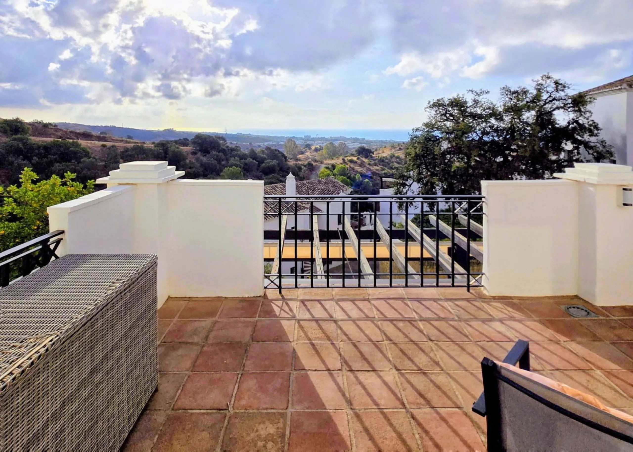 This elegant, partly furnished, and move-in-ready penthouse duplex in Pueblo Los Monteros is located in Altos de Los Monteros. It combines luxury and comfort in one of Marbella's most sought-after neighbourhoods.