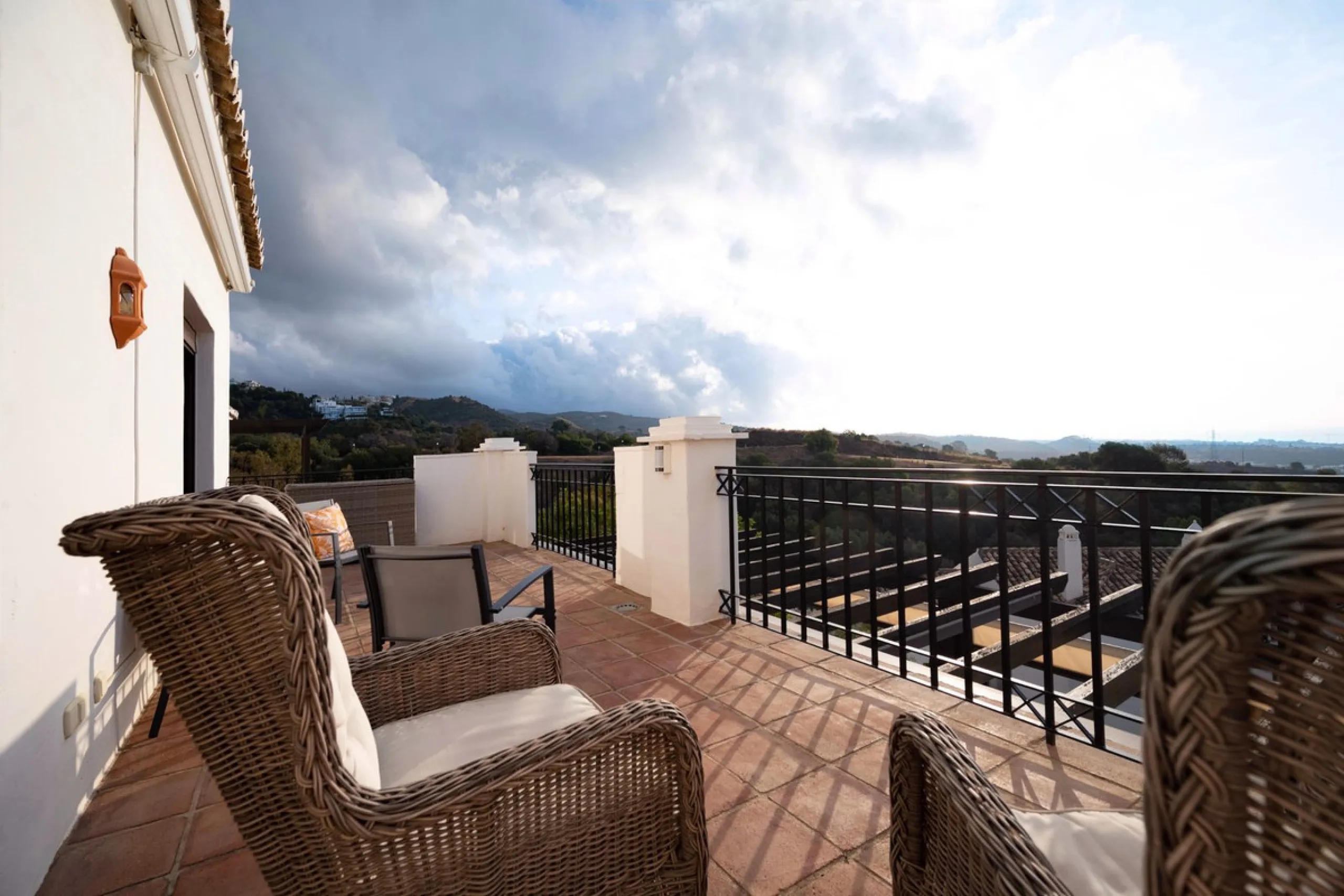 This elegant, partly furnished, and move-in-ready penthouse duplex in Pueblo Los Monteros is located in Altos de Los Monteros. It combines luxury and comfort in one of Marbella's most sought-after neighbourhoods.