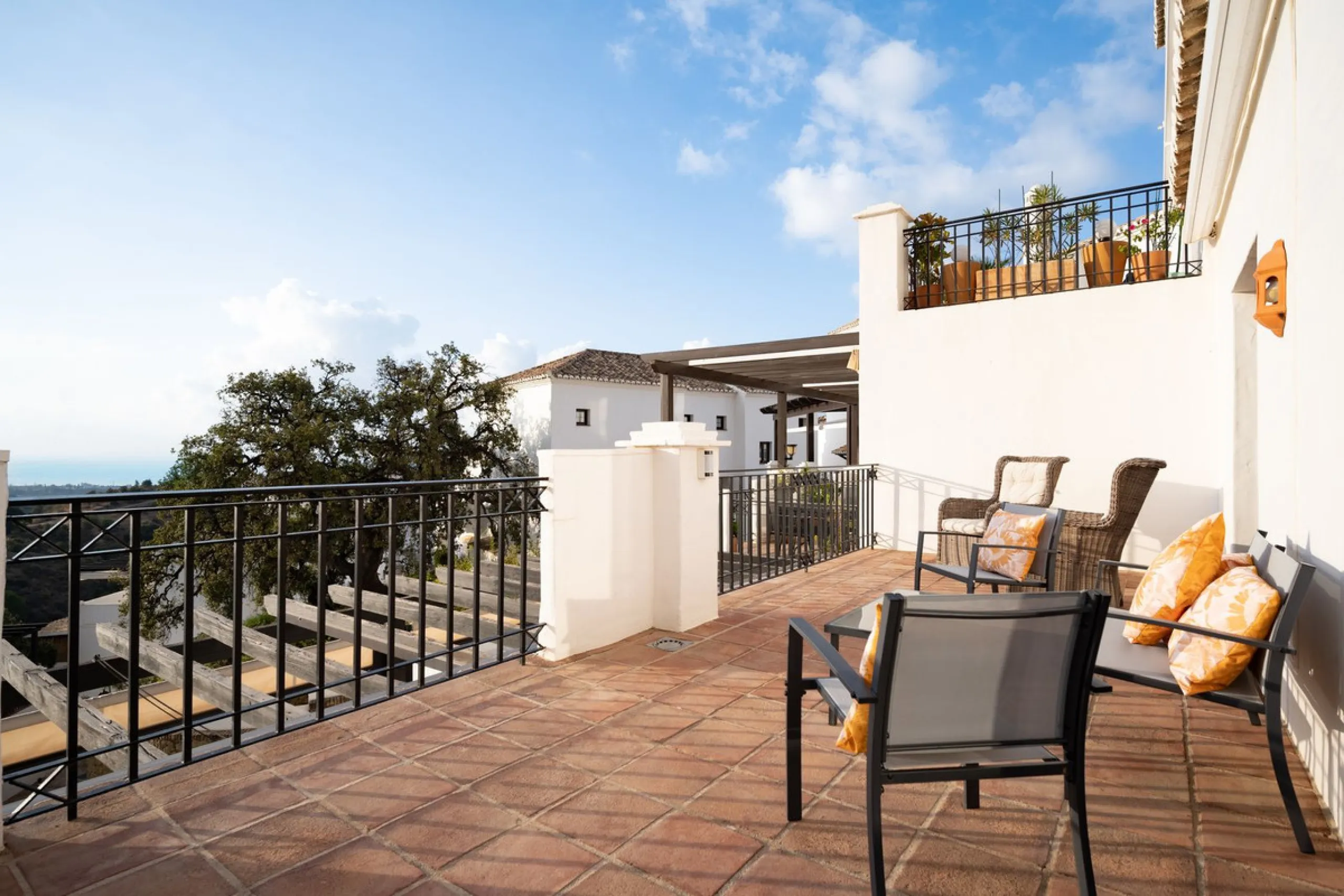 This elegant, partly furnished, and move-in-ready penthouse duplex in Pueblo Los Monteros is located in Altos de Los Monteros. It combines luxury and comfort in one of Marbella's most sought-after neighbourhoods.