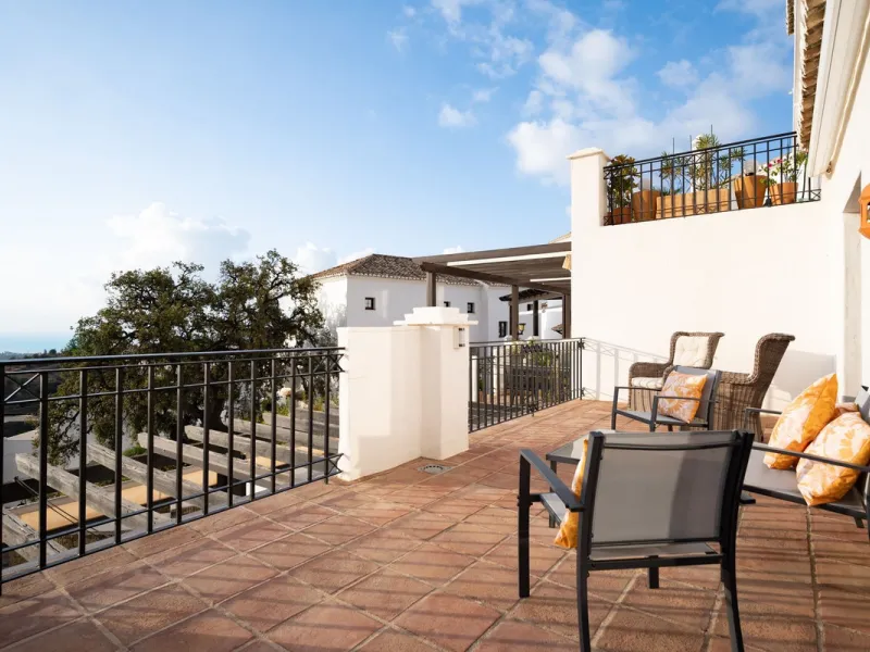 This elegant, partly furnished, and move-in-ready penthouse duplex in Pueblo Los Monteros is located in Altos de Los Monteros. It combines luxury and comfort in one of Marbella's most sought-after neighbourhoods.