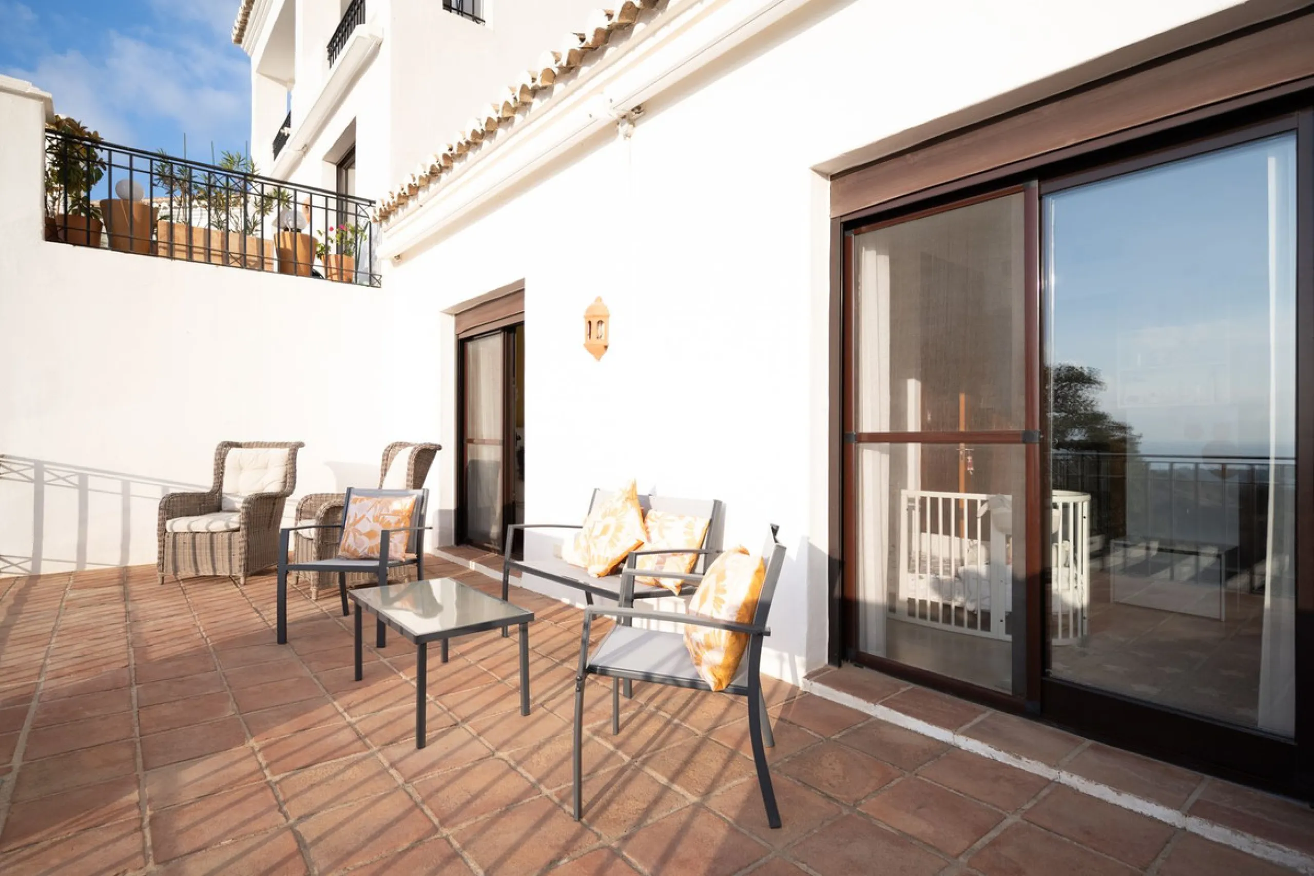 This elegant, partly furnished, and move-in-ready penthouse duplex in Pueblo Los Monteros is located in Altos de Los Monteros. It combines luxury and comfort in one of Marbella's most sought-after neighbourhoods.