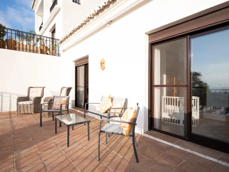 This elegant, partly furnished, and move-in-ready penthouse duplex in Pueblo Los Monteros is located in Altos de Los Monteros. It combines luxury and comfort in one of Marbella's most sought-after neighbourhoods.