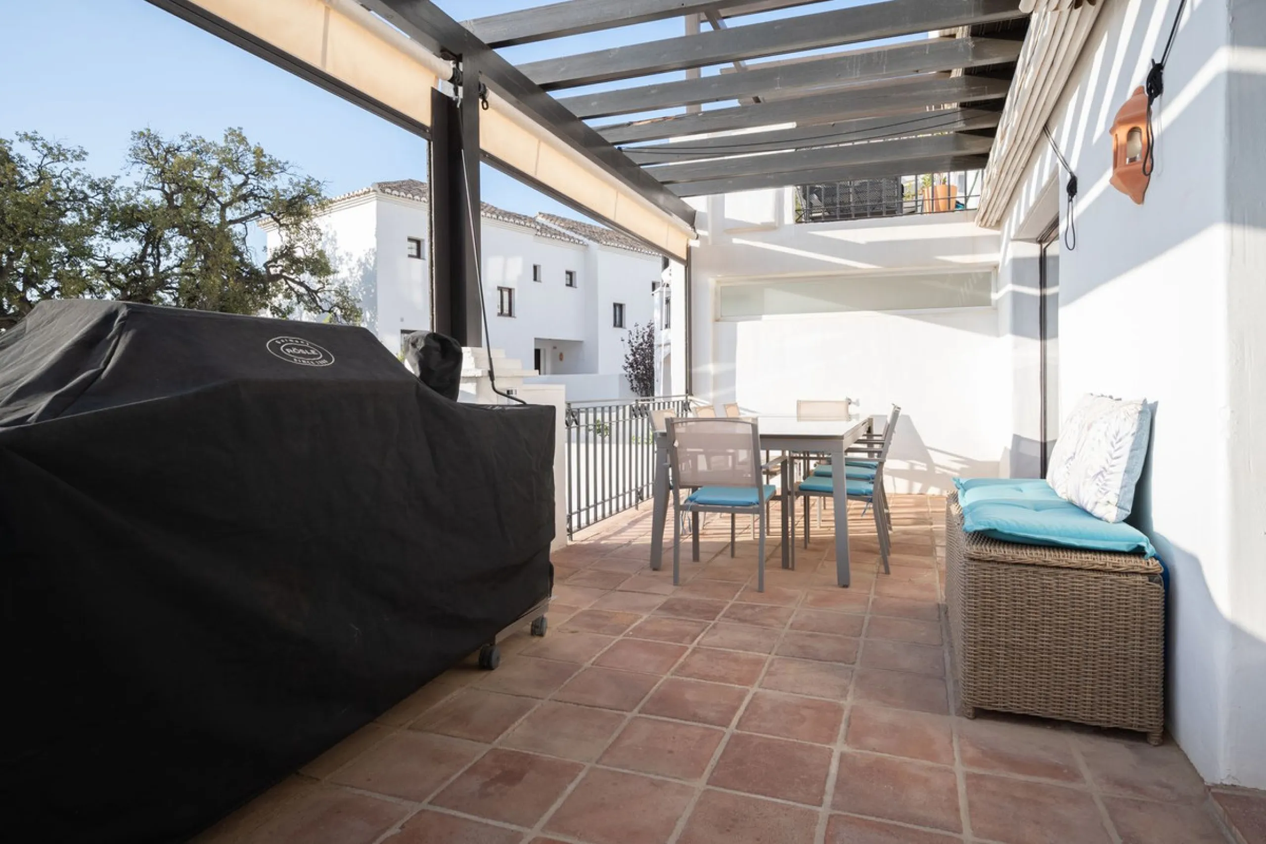 This elegant, partly furnished, and move-in-ready penthouse duplex in Pueblo Los Monteros is located in Altos de Los Monteros. It combines luxury and comfort in one of Marbella's most sought-after neighbourhoods.