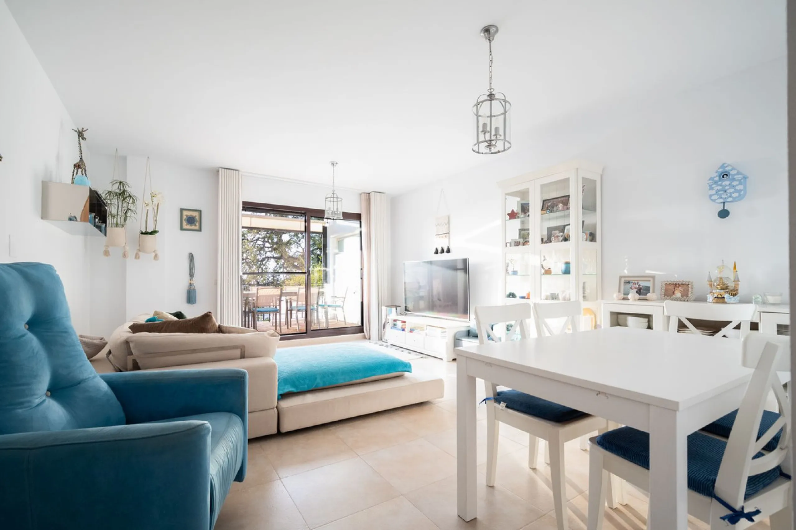 This elegant, partly furnished, and move-in-ready penthouse duplex in Pueblo Los Monteros is located in Altos de Los Monteros. It combines luxury and comfort in one of Marbella's most sought-after neighbourhoods.