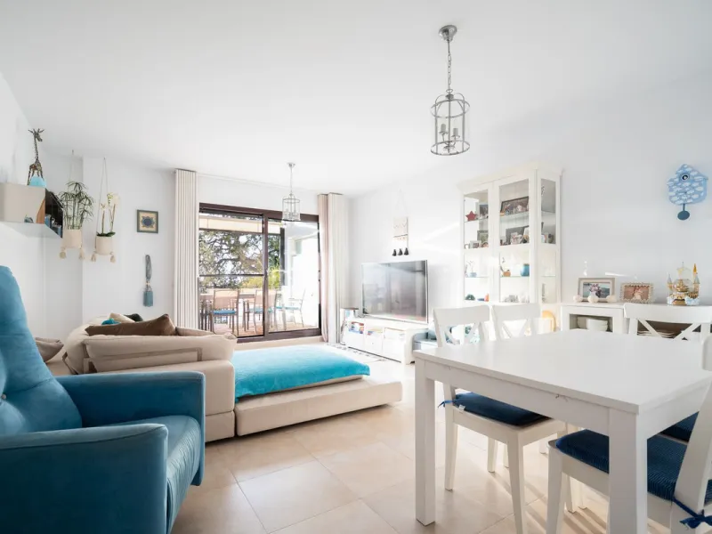 This elegant, partly furnished, and move-in-ready penthouse duplex in Pueblo Los Monteros is located in Altos de Los Monteros. It combines luxury and comfort in one of Marbella's most sought-after neighbourhoods.