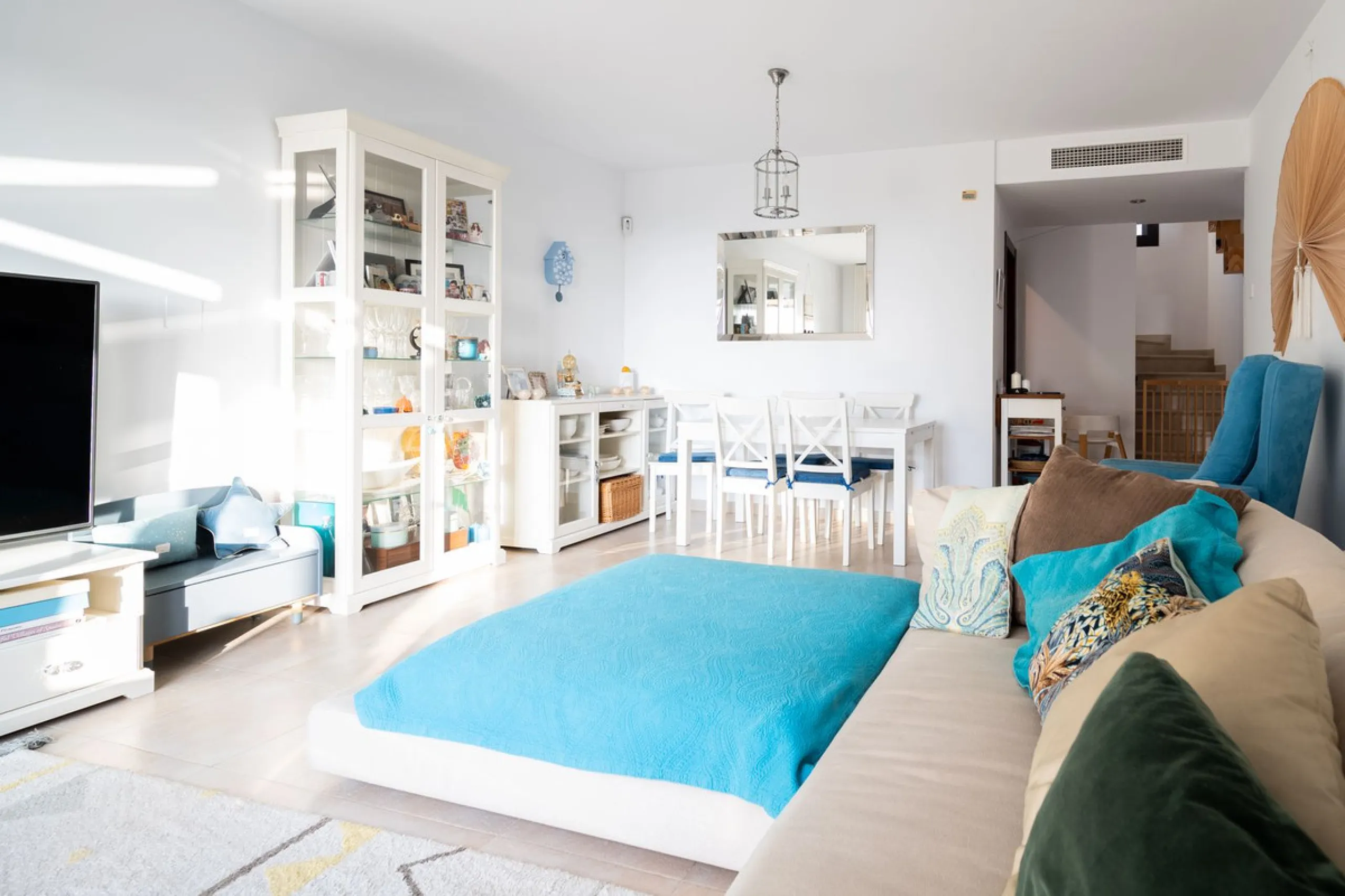 This elegant, partly furnished, and move-in-ready penthouse duplex in Pueblo Los Monteros is located in Altos de Los Monteros. It combines luxury and comfort in one of Marbella's most sought-after neighbourhoods.