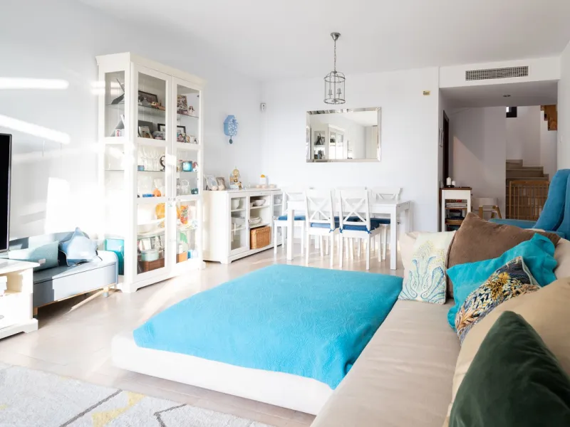 This elegant, partly furnished, and move-in-ready penthouse duplex in Pueblo Los Monteros is located in Altos de Los Monteros. It combines luxury and comfort in one of Marbella's most sought-after neighbourhoods.