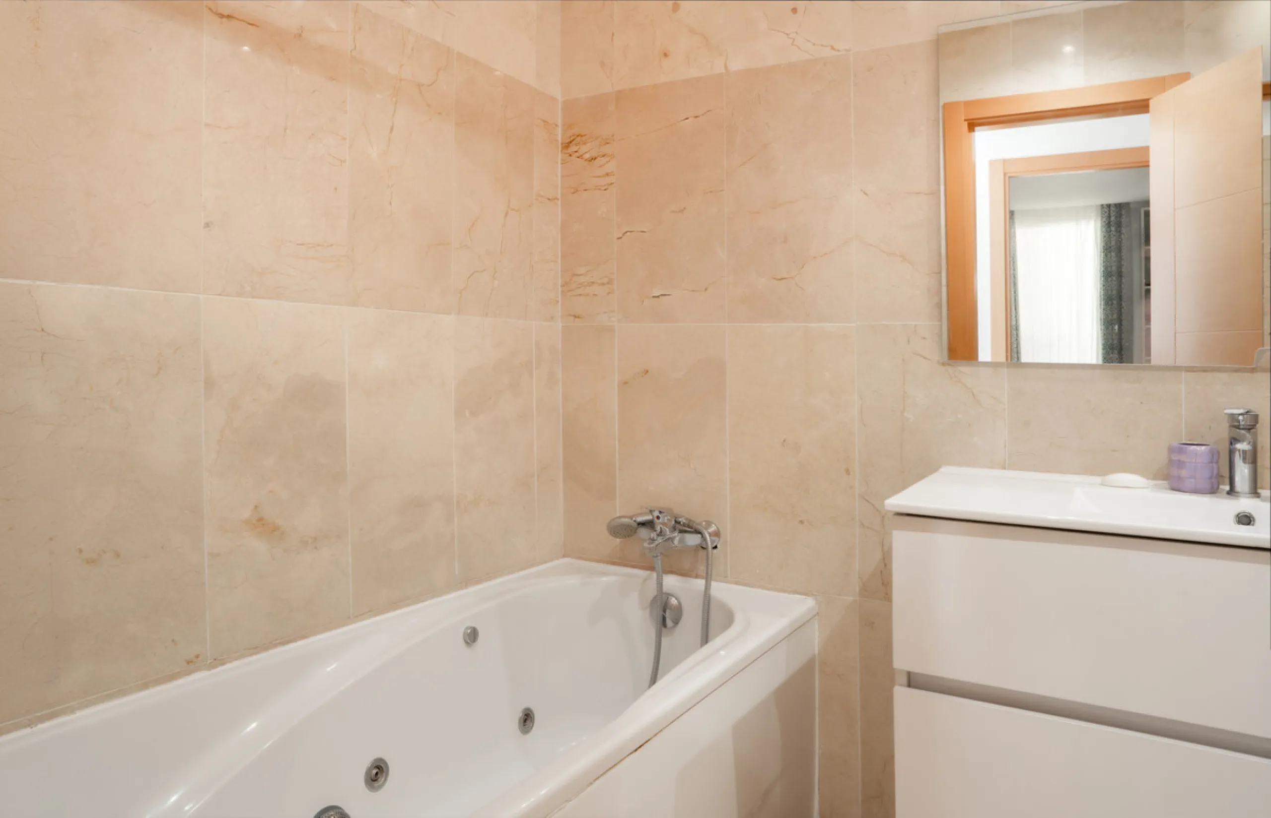 This bright and spacious 2-bedroom, 2-bathroom apartment offers comfortable living in a secure gated community. The property features a large 39 m² southwest-facing terrace overlooking landscaped gardens and the communal pool, perfect for outdoor dining, 