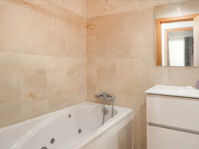 This bright and spacious 2-bedroom, 2-bathroom apartment offers comfortable living in a secure gated community. The property features a large 39 m² southwest-facing terrace overlooking landscaped gardens and the communal pool, perfect for outdoor dining, 