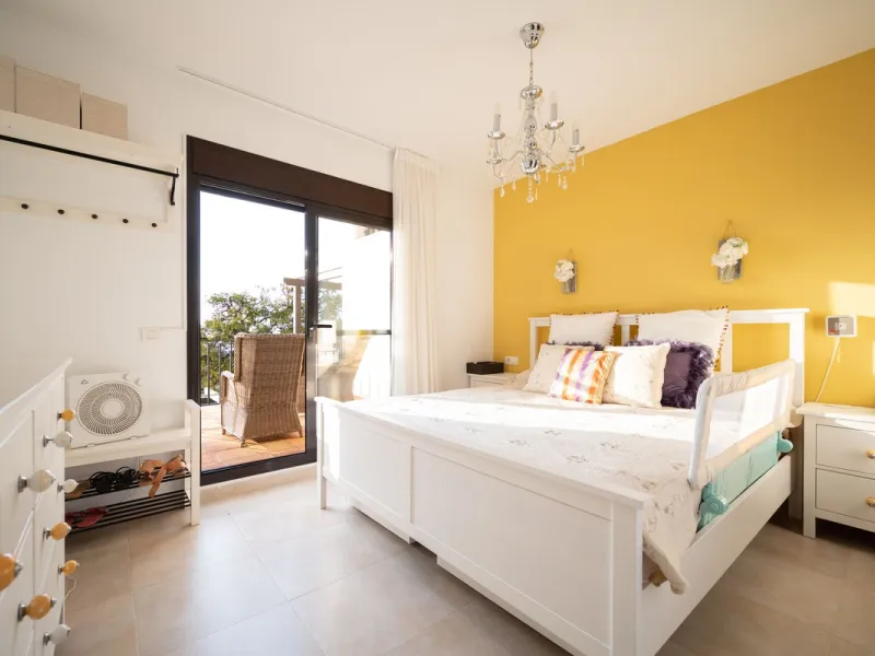 This elegant, partly furnished, and move-in-ready penthouse duplex in Pueblo Los Monteros is located in Altos de Los Monteros. It combines luxury and comfort in one of Marbella's most sought-after neighbourhoods.