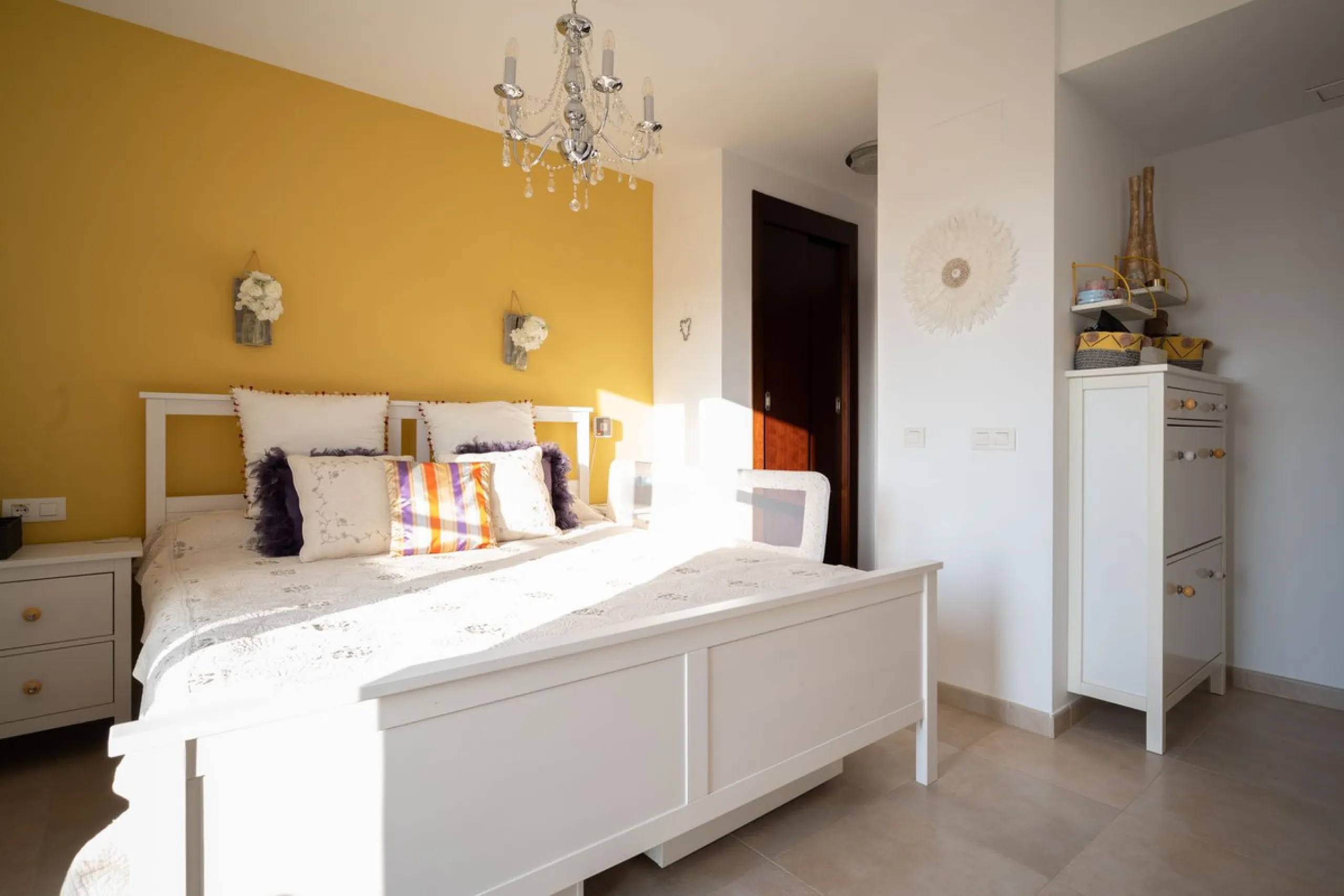 This elegant, partly furnished, and move-in-ready penthouse duplex in Pueblo Los Monteros is located in Altos de Los Monteros. It combines luxury and comfort in one of Marbella's most sought-after neighbourhoods.