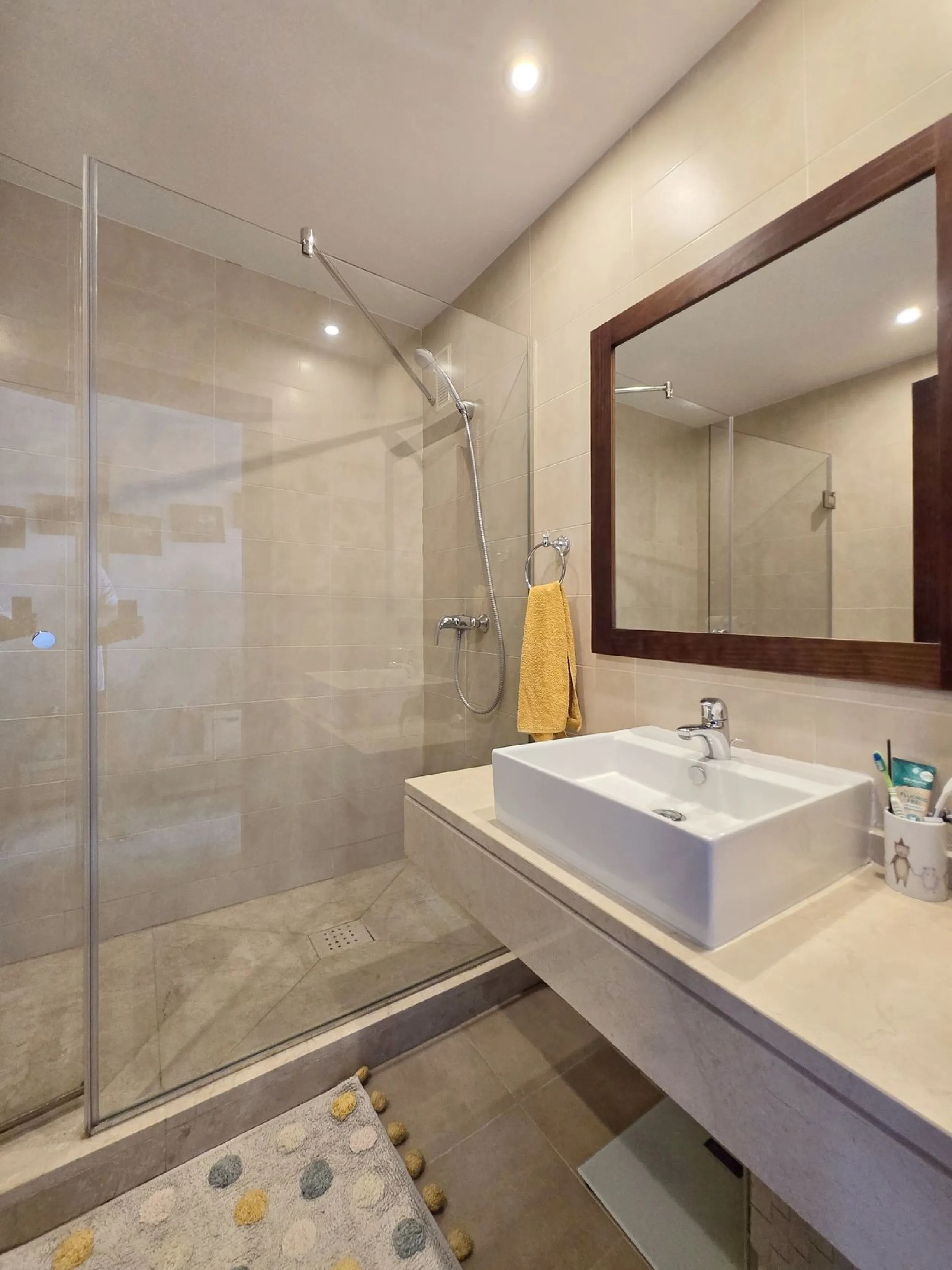This elegant, partly furnished, and move-in-ready penthouse duplex in Pueblo Los Monteros is located in Altos de Los Monteros. It combines luxury and comfort in one of Marbella's most sought-after neighbourhoods.