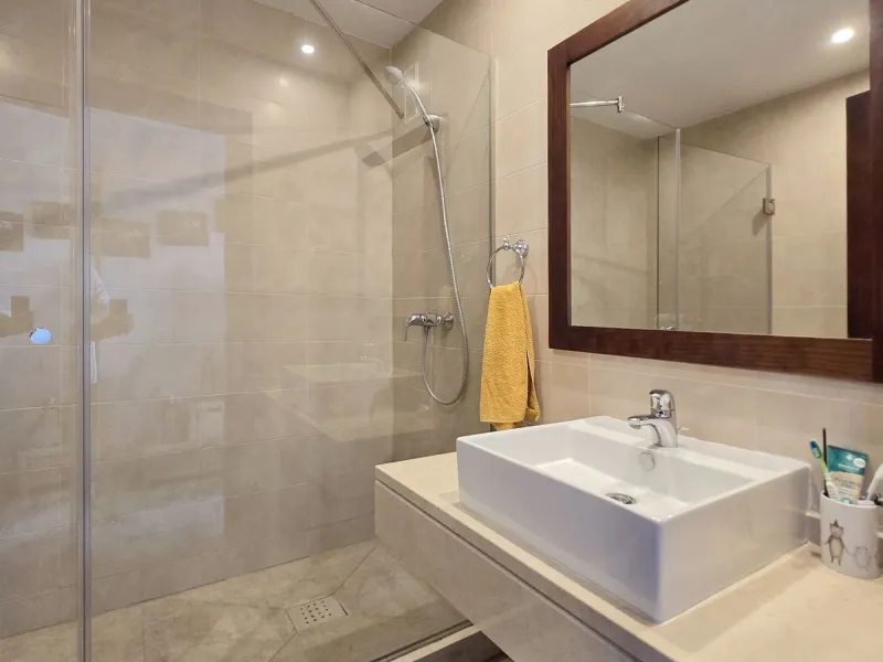 This elegant, partly furnished, and move-in-ready penthouse duplex in Pueblo Los Monteros is located in Altos de Los Monteros. It combines luxury and comfort in one of Marbella's most sought-after neighbourhoods.