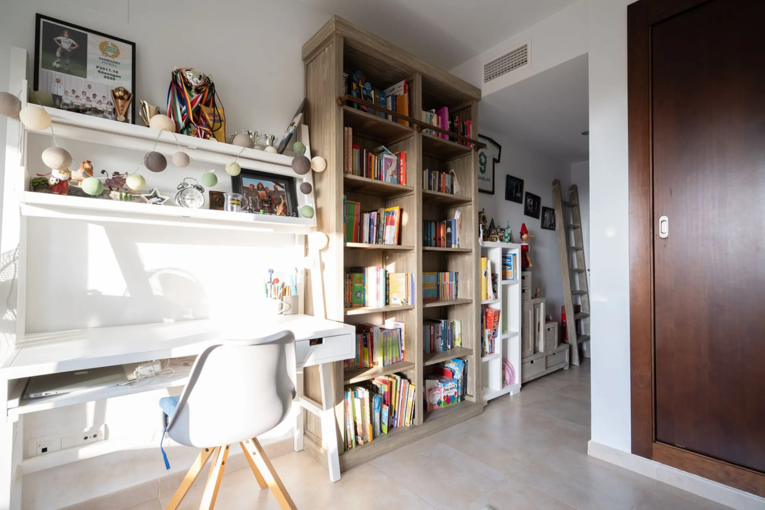 This elegant, partly furnished, and move-in-ready penthouse duplex in Pueblo Los Monteros is located in Altos de Los Monteros. It combines luxury and comfort in one of Marbella's most sought-after neighbourhoods.