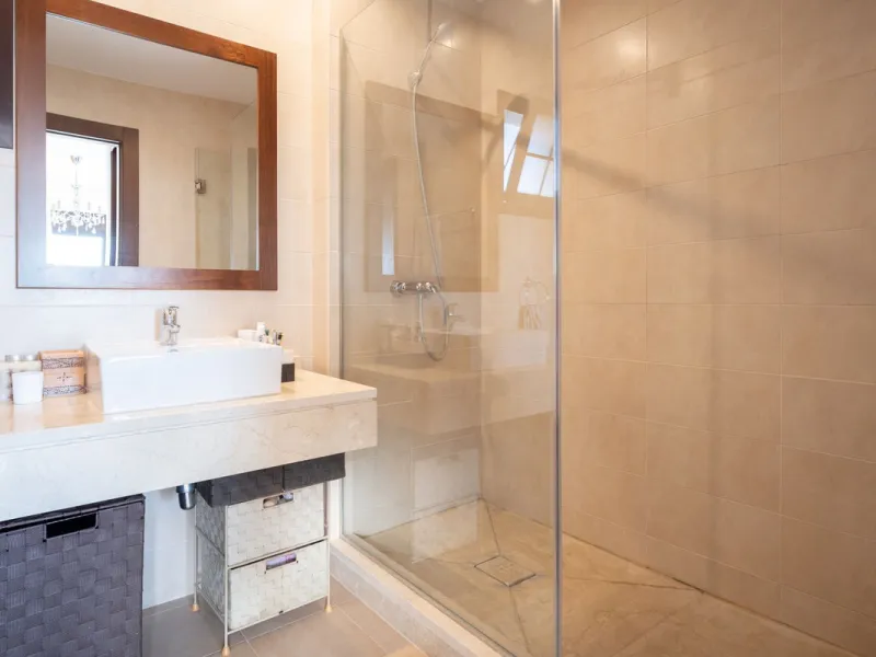 This elegant, partly furnished, and move-in-ready penthouse duplex in Pueblo Los Monteros is located in Altos de Los Monteros. It combines luxury and comfort in one of Marbella's most sought-after neighbourhoods.