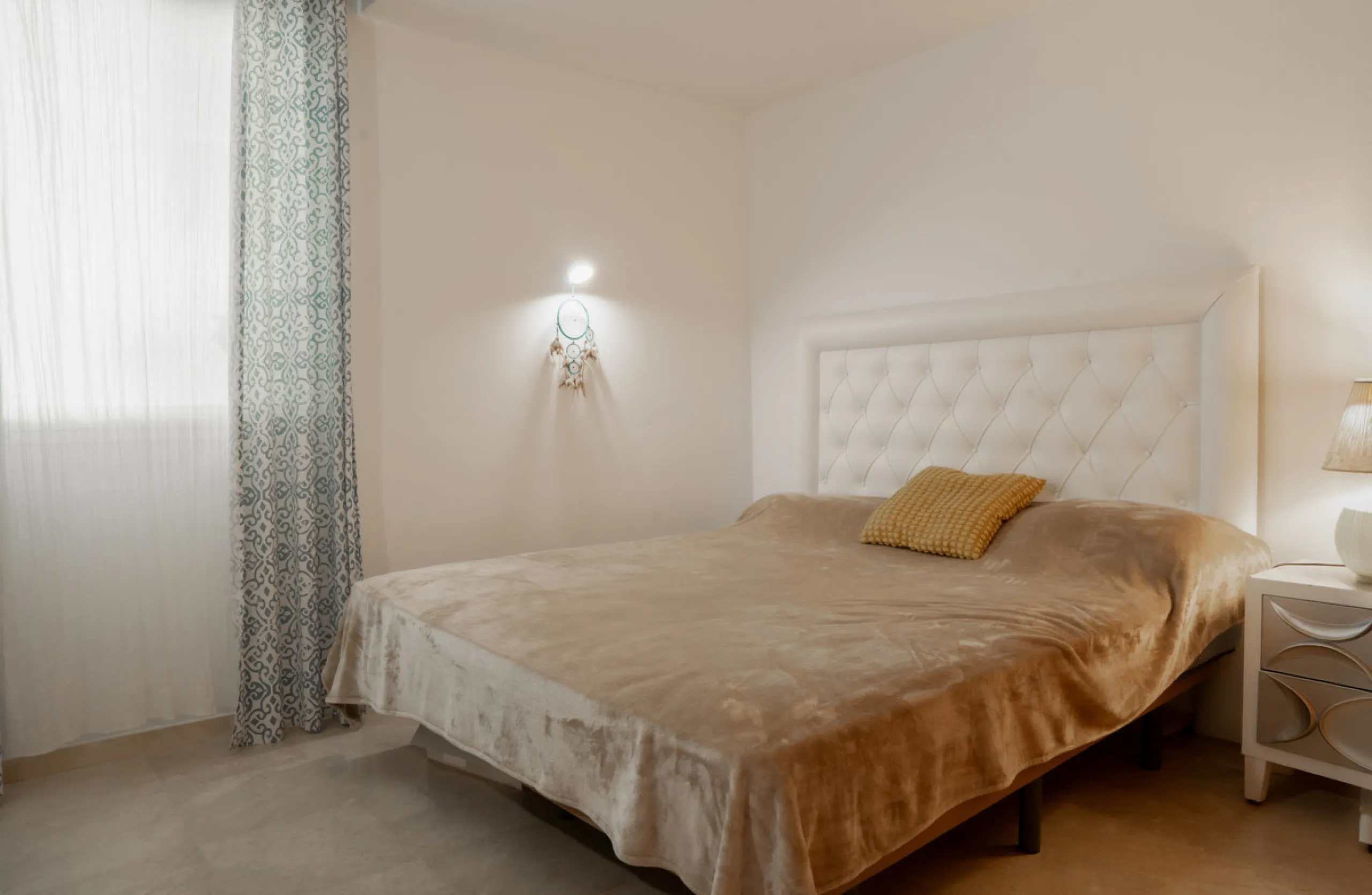 This bright and spacious 2-bedroom, 2-bathroom apartment offers comfortable living in a secure gated community. The property features a large 39 m² southwest-facing terrace overlooking landscaped gardens and the communal pool, perfect for outdoor dining, 