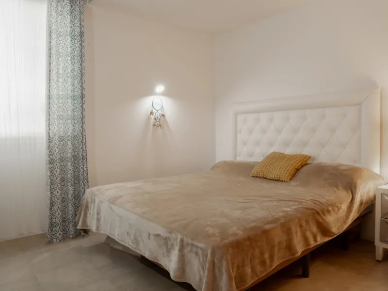 This bright and spacious 2-bedroom, 2-bathroom apartment offers comfortable living in a secure gated community. The property features a large 39 m² southwest-facing terrace overlooking landscaped gardens and the communal pool, perfect for outdoor dining, 