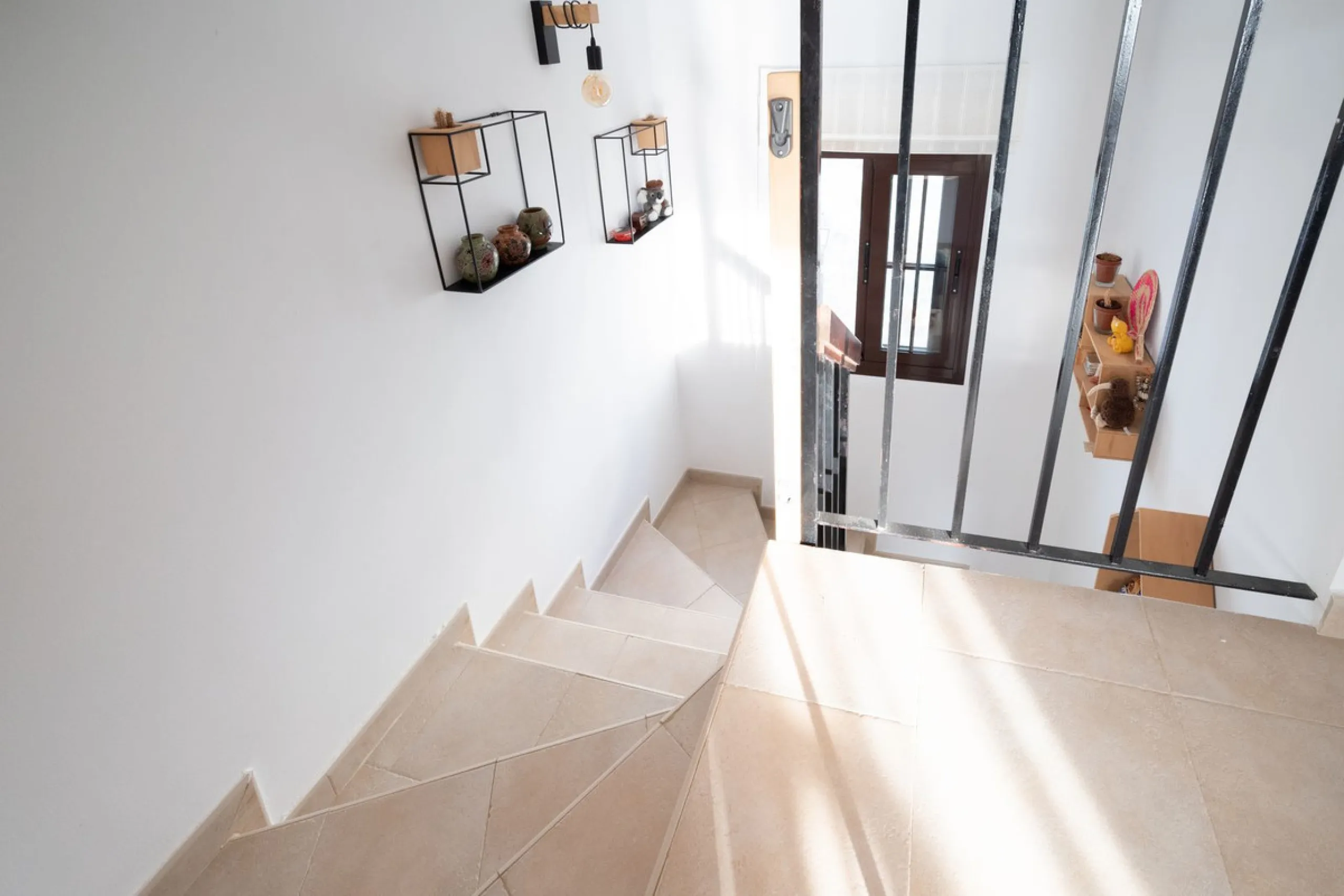 This elegant, partly furnished, and move-in-ready penthouse duplex in Pueblo Los Monteros is located in Altos de Los Monteros. It combines luxury and comfort in one of Marbella's most sought-after neighbourhoods.