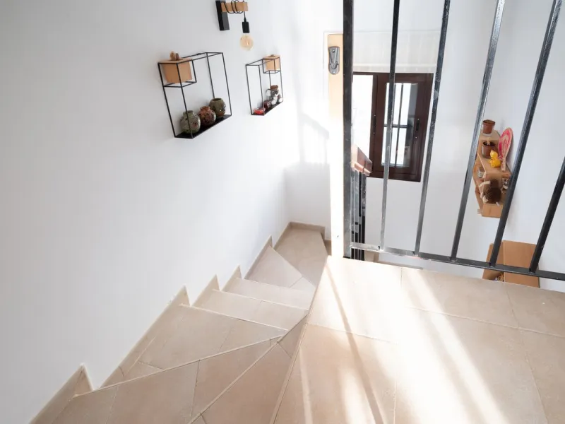 This elegant, partly furnished, and move-in-ready penthouse duplex in Pueblo Los Monteros is located in Altos de Los Monteros. It combines luxury and comfort in one of Marbella's most sought-after neighbourhoods.