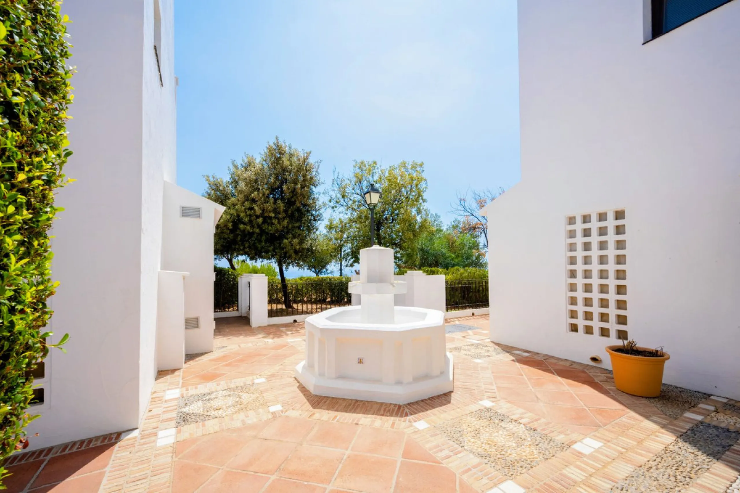 This elegant, partly furnished, and move-in-ready penthouse duplex in Pueblo Los Monteros is located in Altos de Los Monteros. It combines luxury and comfort in one of Marbella's most sought-after neighbourhoods.