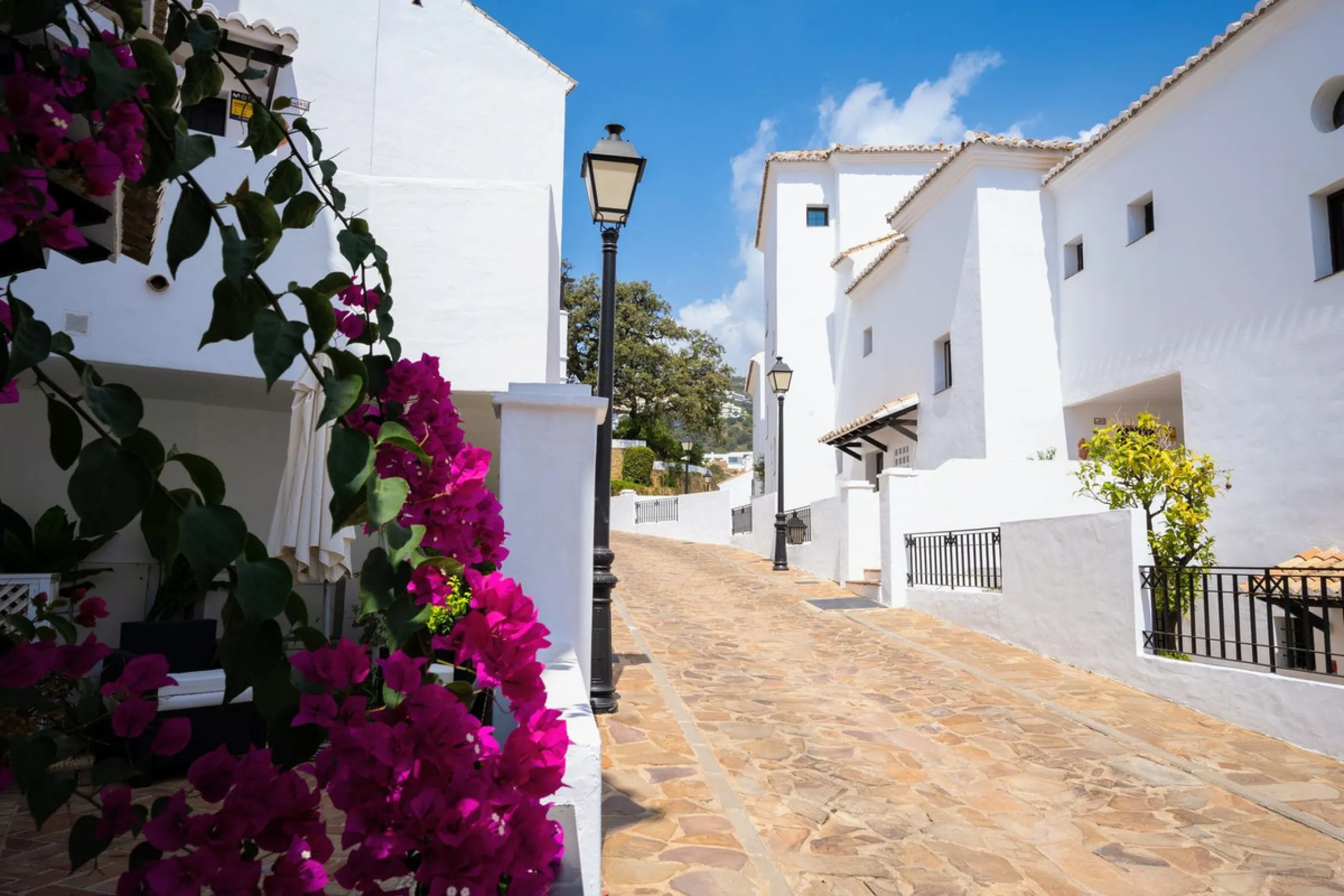 This elegant, partly furnished, and move-in-ready penthouse duplex in Pueblo Los Monteros is located in Altos de Los Monteros. It combines luxury and comfort in one of Marbella's most sought-after neighbourhoods.