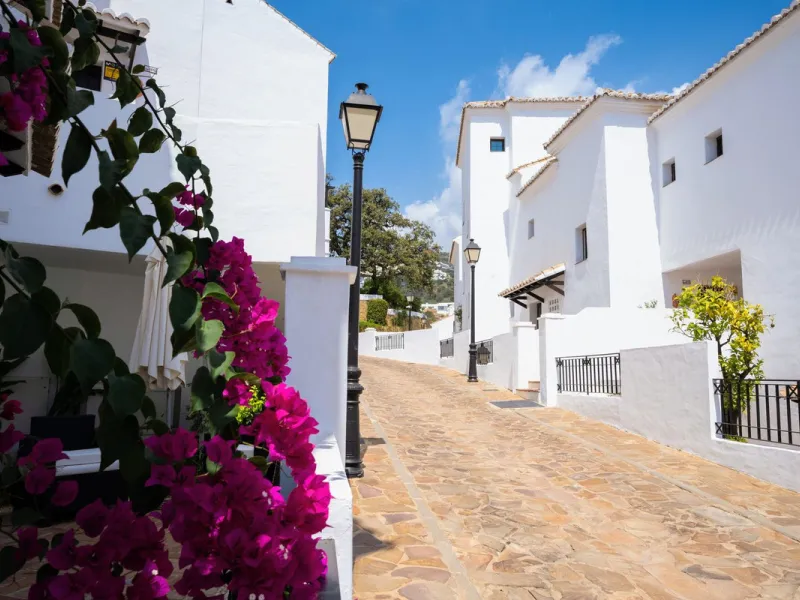 This elegant, partly furnished, and move-in-ready penthouse duplex in Pueblo Los Monteros is located in Altos de Los Monteros. It combines luxury and comfort in one of Marbella's most sought-after neighbourhoods.