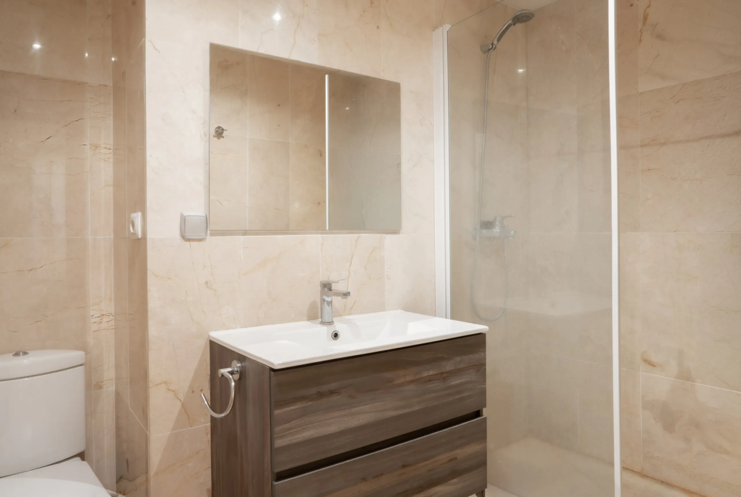 This bright and spacious 2-bedroom, 2-bathroom apartment offers comfortable living in a secure gated community. The property features a large 39 m² southwest-facing terrace overlooking landscaped gardens and the communal pool, perfect for outdoor dining, 